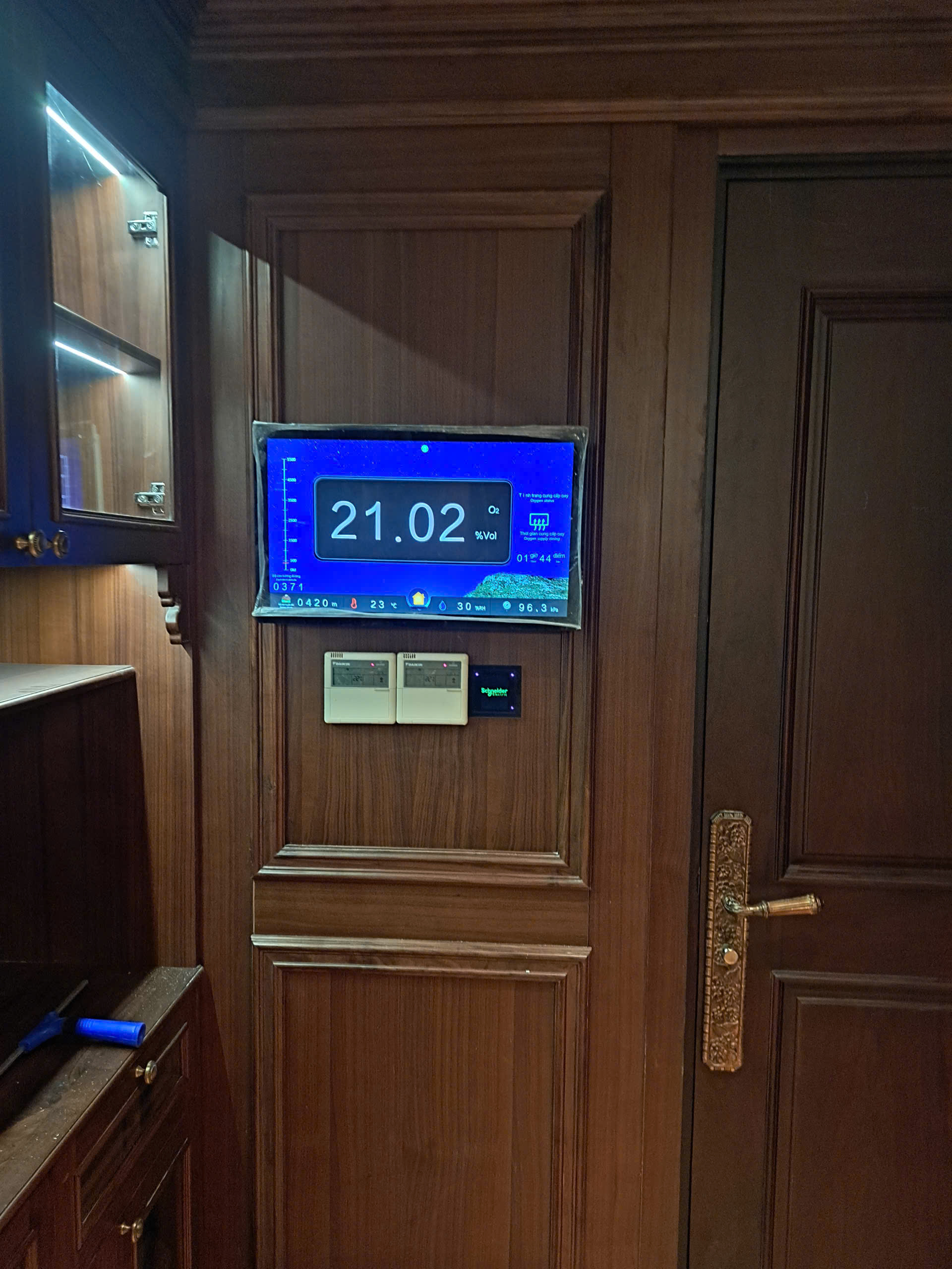 màn hình kiểm soát trong phòng ngủ của máy tạo khí oxy 30L/min 